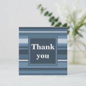 Monogram grijsblauwe strepen bedankkaart (Staand voorkant)