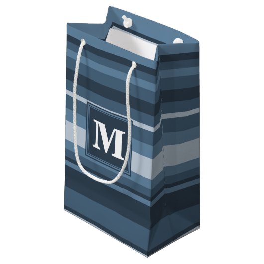 Monogram grijsblauwe strepen klein cadeauzakje (Voorkant Gekanteld)