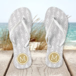 Monogram grijze en goudpijlen teenslippers<br><div class="desc">Aangepast gedrukte flip flop sandalen met een trendy arrow patroon en uw aangepaste monogram of andere tekst in een cirkelvormige lijst. Klik aanpassen het om tekstdoopvonten en kleuren te veranderen of uw eigen afbeeldingen toe te voegen om unieke één van een soortontwerp te creëer!</div>