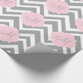 Monogram grijze en witte Chevron met Pastel Roze Cadeaupapier (Hoek)