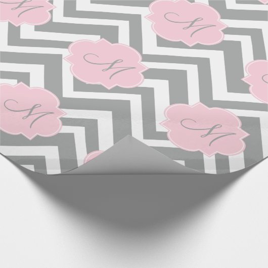 Monogram grijze en witte Chevron met Pastel Roze Cadeaupapier (Hoek)