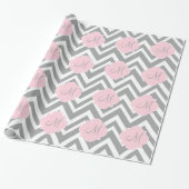 Monogram grijze en witte Chevron met Pastel Roze Cadeaupapier (Uitgerold)