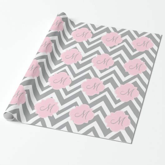 Monogram grijze en witte Chevron met Pastel Roze Cadeaupapier (Uitgerold)