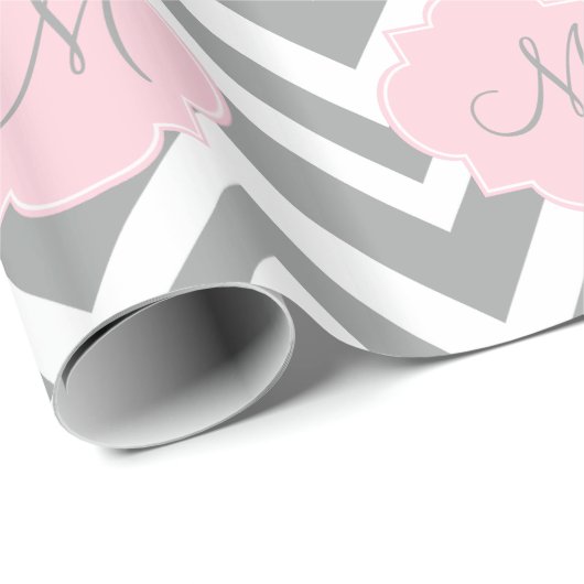 Monogram grijze en witte Chevron met Pastel Roze Cadeaupapier (Rol Hoek)