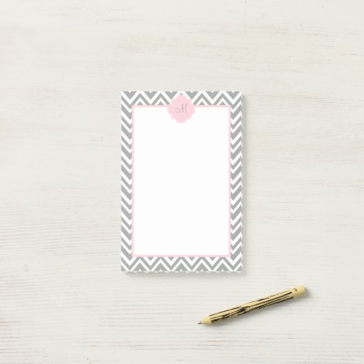 Monogram grijze en witte Chevron met Pastel Roze Post-it® Notes (Op bureau)