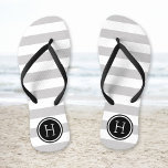 Monogram grijze en zwarte preppy stripes teenslippers<br><div class="desc">Aangepast gedrukte flip flop sandalen met een preppy nautical stripe patroon en uw aangepaste monogram of andere tekst in een cirkelvormig lijst. Klik aanpassen het om tekstdoopvonten en kleuren te veranderen of uw eigen afbeeldingen toe te voegen om unieke één van een soortontwerp te creëer!</div>