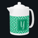 Monogram Groen Drietonig Diamantpatroon Theepot<br><div class="desc">Maak je favoriete thee in deze Monogram Green Three-Tone Diamond Pattern Theepot. Het heeft een geometrisch ruitpatroon in drie tinten groen met een initiaal in lichtgroen tegen een donkergroen vierkant. Personaliseer het met je initiaal. Geef je teatime een extra pop kleur.</div>
