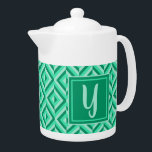 Monogram Groen Drietonig Diamantpatroon Theepot<br><div class="desc">Maak je favoriete thee in deze Monogram Green Three-Tone Diamond Pattern Theepot. Het heeft een geometrisch ruitpatroon in drie tinten groen met een initiaal in lichtgroen tegen een donkergroen vierkant. Personaliseer het met je initiaal. Geef je teatime een extra pop kleur.</div>