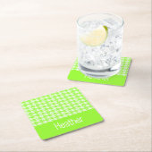 Monogram groen en wit houndstooth patroon kartonnen onderzetters (Insitu)
