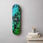 Monogram groen turquoise ombre blad patroon koel persoonlijk skateboard<br><div class="desc">Breng een beetje van de tropen van het oerwoud naar de straten van uw stad wanneer je een cool, kic, modern skateboard gebruikt met een handgeschreven monogram initiaal over een grafisch palmbladpatroon van levendig, blauwgroen blauw, turquoise en groene ombre gradaties op zwart. Maakt een leuke en stijlvolle uitspraak elke keer...</div>