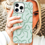 Monogram groene boog van munt iPhone 16 pro max hoesje<br><div class="desc">Kleed je telefoon in stijl aan met deze chique en trendy mint groene telefoonhoes! Met een speels patroon van handgetekende bogen en gepersonaliseerd met uw monogram, is dit hoesje de perfecte mix van mode en functie. Gemaakt van duurzame materialen om uw telefoon te beschermen tegen alledaagse stoten en krassen. Een...</div>