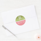 Monogram groene roze bruiloft bespaart de datum ronde sticker (Envelop)