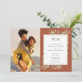 Monogram Groene Terracotta Foto Bruiloft Kaart (Staand voorkant)
