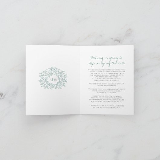 Monogram groene witte bladeren trouwstroom aankondiging (Binnen)