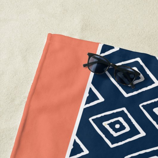 Monogram Hand Drawn Diamond Pattern Strandlaken (In situ)