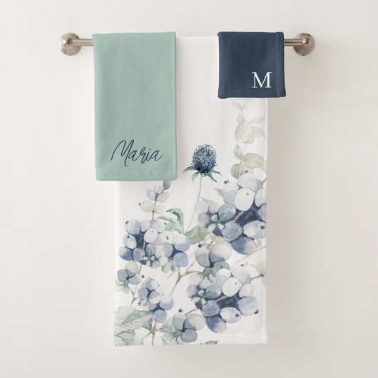 Monogram handdoekenset in stoffig blauw bad handdoek (Insitu)