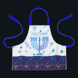 Monogram Hanukkah Festival Menorah Lights Schort<br><div class="desc">Hanukkah Menorah Lights Holiday label. Monogram- en Hanukkah-Logo Decoratie met een traditioneel symbool. Thuis & wonen > Keuken en mijnen > Tafel- en keukenlinnen > Schorten. Israël,  Jeruzalem. Sofiartmedia modern design. Judaica Modern Design met sjabloon van tekst. Pas hen aan door naam toe te voegen of wenst tekst.</div>