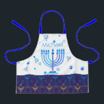 Monogram Hanukkah Festival Menorah Lights Schort<br><div class="desc">Hanukkah Menorah Lights Holiday label. Monogram- en Hanukkah-Logo Decoratie met een traditioneel symbool. Thuis & wonen > Keuken en mijnen > Tafel- en keukenlinnen > Schorten. Israël,  Jeruzalem. Sofiartmedia modern design. Judaica Modern Design met sjabloon van tekst. Pas hen aan door naam toe te voegen of wenst tekst.</div>