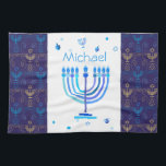 Monogram Hanukkah Festival Menorah Lights Theedoek<br><div class="desc">Hanukkah Menorah Lights Holiday label. Monogram- en Hanukkah-Logo Decoratie met een traditioneel symbool. Thuis & wonen > Keuken & Mijnbouw > Tafel- en keukenlinnen > Keukenhanddoeken. Israël,  Jeruzalem. Sofiartmedia modern design. Judaica Modern Design met sjabloon van tekst. Pas hen aan door naam toe te voegen of wenst tekst.</div>