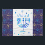 Monogram Hanukkah Festival Menorah Lights Theedoek<br><div class="desc">Hanukkah Menorah Lights Holiday label. Monogram- en Hanukkah-Logo Decoratie met een traditioneel symbool. Thuis & wonen > Keuken & Mijnbouw > Tafel- en keukenlinnen > Keukenhanddoeken. Israël,  Jeruzalem. Sofiartmedia modern design. Judaica Modern Design met sjabloon van tekst. Pas hen aan door naam toe te voegen of wenst tekst.</div>