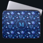 Monogram, Hanukkah Jewish Holiday  Pattern Laptop Sleeve<br><div class="desc">Monogram. Happy Hanukkah Party Jewish Holiday Navy Blue Menorah patroon. Jewish Holiday Chanukkah Decoratie met traditioneel Chanoekanesymbool: Navy Blue color hanukkiah menorah, kandlestik met kaarsen, ster van David en neon blue ggloed illusie. Hanukkah Festival of light Event Decoration. Jeruzalem, Israël. Elektronica > Hoesjes voor tablets en laptops > Laptop Hoesjes...</div>