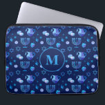 Monogram, Hanukkah Jewish Holiday  Pattern Laptop Sleeve<br><div class="desc">Monogram. Happy Hanukkah Party Jewish Holiday Navy Blue Menorah patroon. Jewish Holiday Chanukkah Decoratie met traditioneel Chanoekanesymbool: Navy Blue color hanukkiah menorah, kandlestik met kaarsen, ster van David en neon blue ggloed illusie. Hanukkah Festival of light Event Decoration. Jeruzalem, Israël. Elektronica > Hoesjes voor tablets en laptops > Laptop Hoesjes...</div>