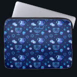 Monogram, Hanukkah Jewish Holiday  Pattern Laptop Sleeve<br><div class="desc">Monogram. Happy Hanukkah Party Jewish Holiday Blue Menorah patroon. Jewish Holiday Chanukkah Decoratie met traditioneel Chanoekanesymbool: Navy Blue color hanukkiah menorah, kandlestik met kaarsen, ster van David en neon blue ggloed illusie. Hanukkah Festival of light Event Decoration. Jeruzalem, Israël. Elektronica > Hoesjes voor tablets en laptops > Laptop Hoesjes >...</div>