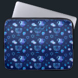 Monogram, Hanukkah Jewish Holiday  Pattern Laptop Sleeve<br><div class="desc">Monogram. Happy Hanukkah Party Jewish Holiday Blue Menorah patroon. Jewish Holiday Chanukkah Decoratie met traditioneel Chanoekanesymbool: Navy Blue color hanukkiah menorah, kandlestik met kaarsen, ster van David en neon blue ggloed illusie. Hanukkah Festival of light Event Decoration. Jeruzalem, Israël. Elektronica > Hoesjes voor tablets en laptops > Laptop Hoesjes >...</div>