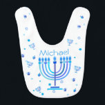 Monogram Hanukkah Menorah Lights Holiday symbool Baby Slabbetje<br><div class="desc">Hanukkah Menorah Lights Holiday label. Monogram- en Hanukkah-Logo Decoratie met een traditioneel symbool. Baby en Kinderen > Verpleegkunde,  voeding en gezondheid > Bibs. Israël,  Jeruzalem. Sofiartmedia modern design. Judaica Modern Design met sjabloon van tekst. Pas hen aan door naam toe te voegen of wenst tekst. Twee zijkanten ontwerp.</div>