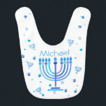 Monogram Hanukkah Menorah Lights Holiday symbool Baby Slabbetje<br><div class="desc">Hanukkah Menorah Lights Holiday label. Monogram- en Hanukkah-Logo Decoratie met een traditioneel symbool. Baby en Kinderen > Verpleegkunde,  voeding en gezondheid > Bibs. Israël,  Jeruzalem. Sofiartmedia modern design. Judaica Modern Design met sjabloon van tekst. Pas hen aan door naam toe te voegen of wenst tekst. Twee zijkanten ontwerp.</div>