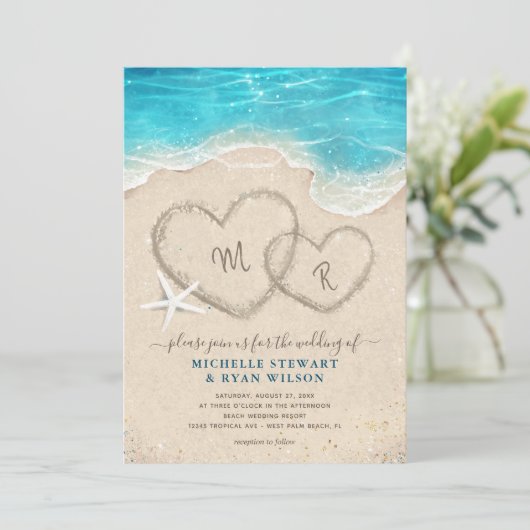 Monogram Harten in het Zandstrand Bruiloft Kaart (Staand voorkant)