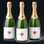 Monogram harten spelen Kaart bruiloft Sparkling Wijnetiket<br><div class="desc">Een uniek monogram harten spelen kaart stijl bruiloft ontwerp. Een indrukwekkend ontwerp dat elementen gebruikt van speelkaarten tot creëer en een uniek ontwerp voor bruidsbriefpapier. Een elegante rode hart bruiloft paar monogram. Een one of a kind speelkaart bruiloft mousserende wijn label ontwerp met moderne elementen. Overeenkomende bruiloft uitnodigingen en andere...</div>