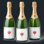 Monogram harten spelen Kaart bruiloft Sparkling Wijnetiket<br><div class="desc">Een uniek monogram harten spelen kaart stijl bruiloft ontwerp. Een indrukwekkend ontwerp dat elementen gebruikt van speelkaarten tot creëer en een uniek ontwerp voor bruidsbriefpapier. Een elegante rode hart bruiloft paar monogram. Een one of a kind speelkaart bruiloft mousserende wijn label ontwerp met moderne elementen. Overeenkomende bruiloft uitnodigingen en andere...</div>