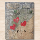 Monogram Hearts Legpuzzel<br><div class="desc">Deze puzzel bevat een foto van een oude muur geschilderd met drie harten. U kunt deze puzzel aanpassen met uw initialen of naam.</div>