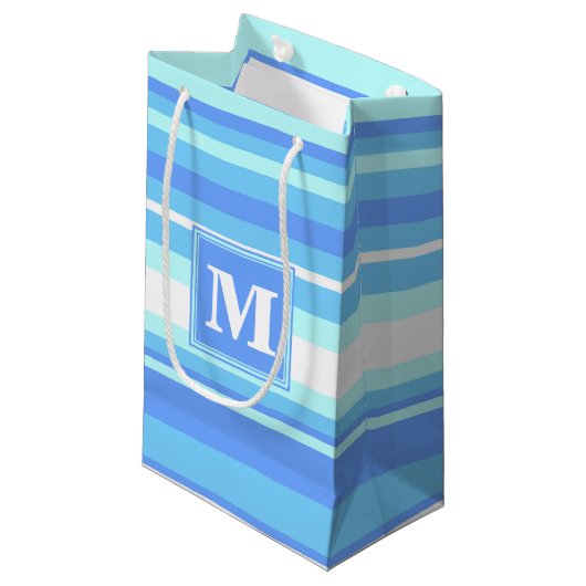 Monogram hemelblauwe strepen klein cadeauzakje (Voorkant Gekanteld)