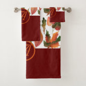 Monogram herfstbladeren bordeauxrood herfstdecor bad handdoek (Insitu)