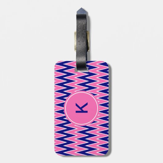 Monogram Hot Pink en Navy Blue Zigzag Pattern Bagagelabel (Achterkant verticaal)