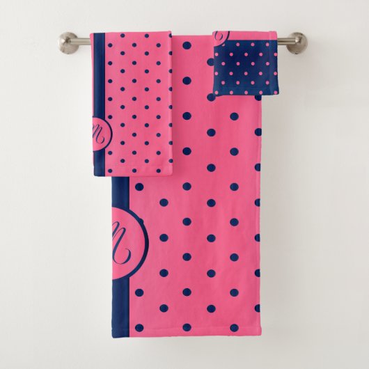 Monogram Hot Pink en Navy Polka Dot Pattern Bad Handdoek (Insitu)
