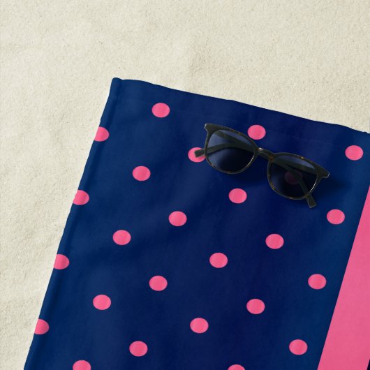 Monogram Hot Pink en Navy Polka Dot Pattern Strandlaken (In situ)