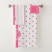 Monogram Hot Pink en White Polka Dot Pattern Bad Handdoek (Insitu)
