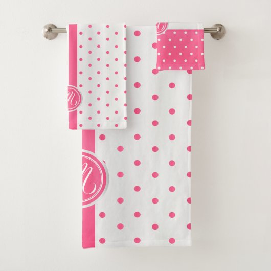 Monogram Hot Pink en White Polka Dot Pattern Bad Handdoek (Insitu)