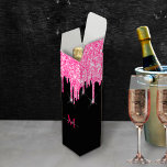 Monogram Hot Pink Glitter Drip Black Wine Gift Box Wijn<br><div class="desc">monogrammed neon hot roze druppelaar Glitter op solide zwarte,  gepersonaliseerde,  dunne wijngifkist. Deze douane gesimuleerde het druppelen glitter het giften doos staat u toe om de naam van uw ontvanger en het laatste initiaal in een breuk toe te voegen,  gebruikend het intuïtieve en eenvoudige verpersoonlijkingshulpmiddel van zazzle.</div>