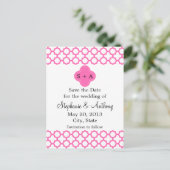 Monogram Hot Pink Quatrefoil Opslaan Datum Aankondigingskaart (Staand voorkant)