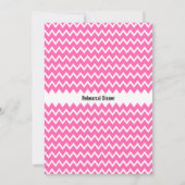 Monogram Hot Pink Zigzag Pattern Rehearsal Dinner Kaart (Achterkant)