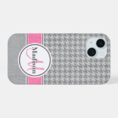 Monogram Houndstooth Patroon grijs en roze iPhone 15 Case (Achterkant horizontaal)