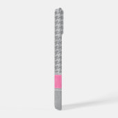 Monogram Houndstooth Patroon grijs en roze iPhone 15 Case (Rechterkant)