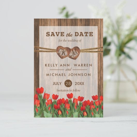 Monogram Hout Harten met rode tulpen Save The Date (Staand voorkant)