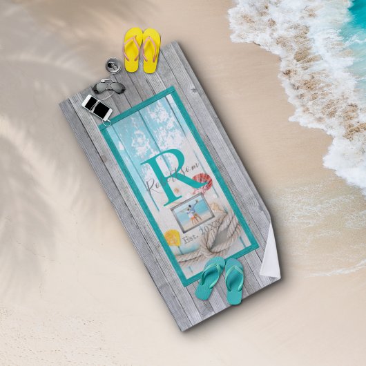 Monogram hout van het weetherige strand en foto's strandlaken