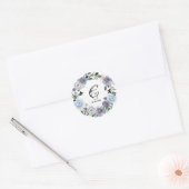 Monogram huwdatum paarse bloemenkrans ronde sticker (Envelop)