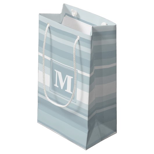 Monogram ijsblauwe strepen klein cadeauzakje (Voorkant Gekanteld)